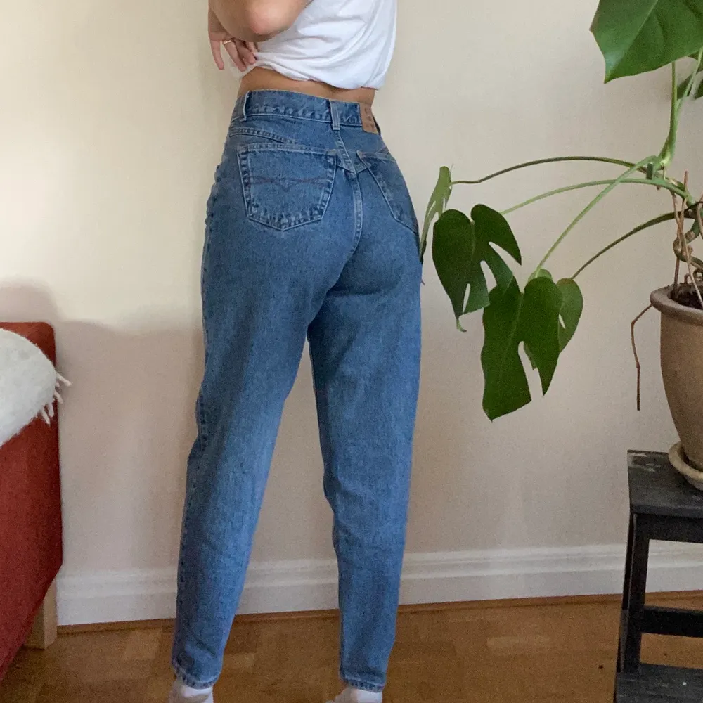 Skitsnygga blå mom vintage jeans från humana!💙 Jag är 1.60, kan mäta midjan men de är typ small!. Jeans & Byxor.