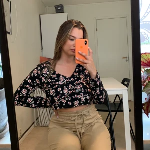 Zara kort blus - Använd ca 1 gång, som nyskick. Strl S från Zara. Köparen står för frakt annars uppmötes i Lund