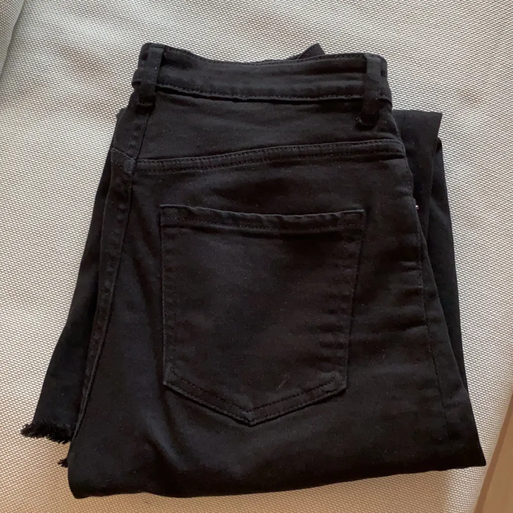 Säljer dessa snygga jeans pga för små , de är en liten stl 40 är mer som en 38. Jeans & Byxor.