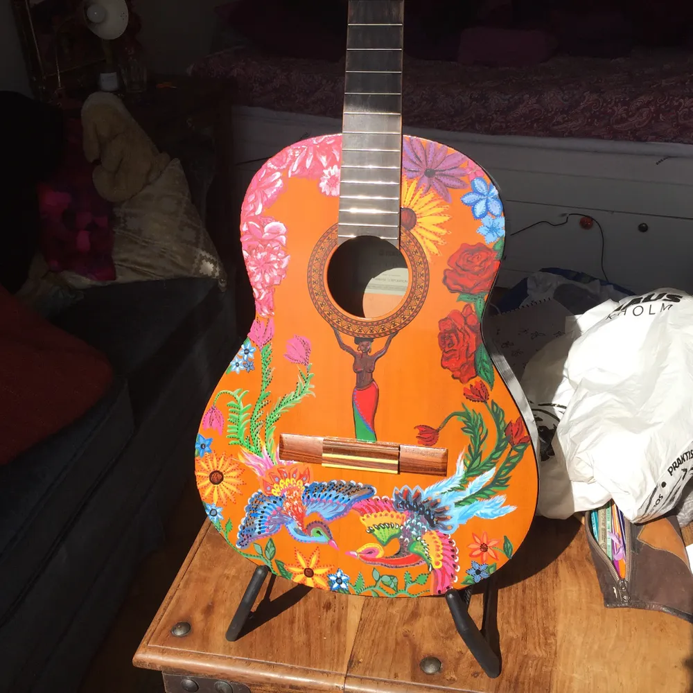 Jag målar en del och efter att ha målat denna gitarr till en bekant tänkte jag lägga ut här. Är någon intresserad av att få nått målat, hör gärna av er 🌸🌸. Övrigt.