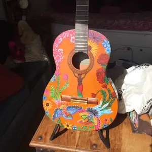 Jag målar en del och efter att ha målat denna gitarr till en bekant tänkte jag lägga ut här. Är någon intresserad av att få nått målat, hör gärna av er 🌸🌸