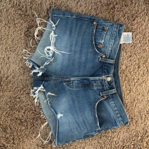Jeans shorts från Levis  - Jeansshorts från Levis. Snygga men för små tyvärr. Skicka ett meddelande vid frågor🥰 vet ej storleken men har vanligtvis s