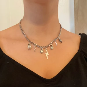Kedje halsband  - Handgjort halsband!                                                                Kedjan är i rostfritt stål och priset är inklusive frakt                                                              Skriv ett meddelande vid intresse! @mina.smycken på instagram för mer! ⚡️⚡️