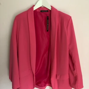 Rosa kavaj/blazer från BOHOO  - Helt ny kavaj från BOHOO, inte använd utan bara testar. Prislapp kvar. Säljer för använder den ej. 