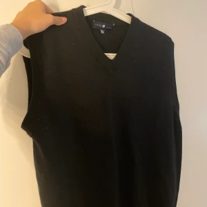 Trendig slip on väst - Säljer denna snygga slip on väst!! Väldigt sparsamt använd🤍🤍 frakten är inte inräknad!🤍