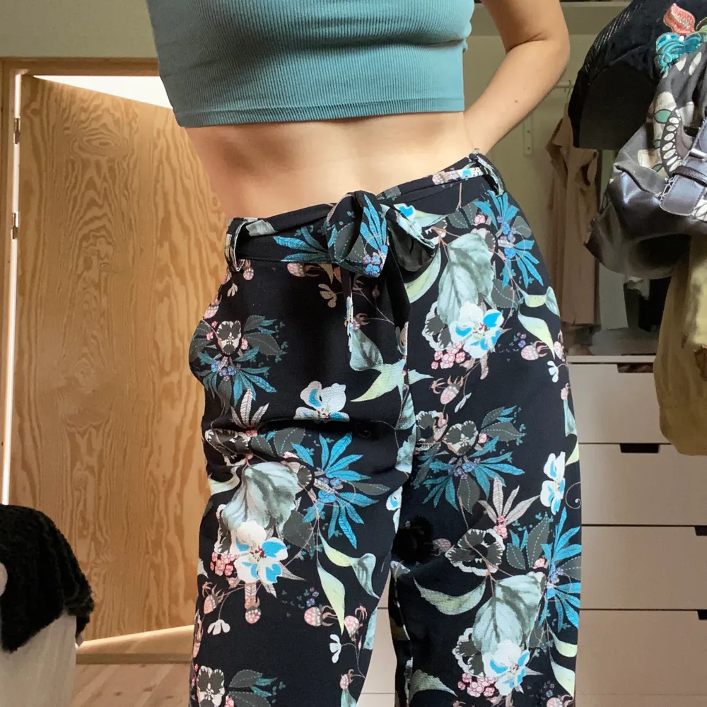 Ett par supersnygga, otroligt sköna kostymbyxor som tyvärr är förstora för mig (byxorna är i strl 38 och ”true to size”).. Därav är de väldigt sparsamt använda och i bra skicka! Älskar dessutom mönstret🤍 Priset är INTE inklusive frakt men förhandlingsbart!!. Farkut & Housut.