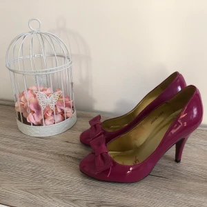 Superfina lack pumps 🎀 - Superfina lack klackskor 🎀 •Storlek: 40 •Märke: Faith •Färg: Fuchsia •Använda vid ett tillfälle •Klackhöjd: 8,5 cm •100 kr •Säljes i sin originalkartong 📍Finns i Mölnlycke 🚫Djurfritt och rökfritt hem 📮Kan skickas mot fraktkostnad(63 kr)