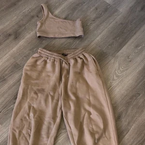 Mjukiset från Boohoo - Matchande topp och mjukisbyxor från Boohoo. Beige/nude. Strl 38. I princip aldrig använda 