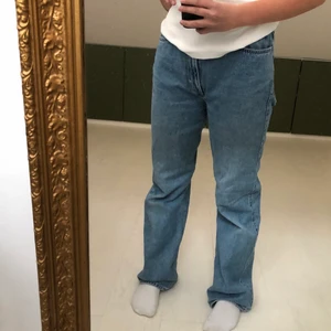 Snygga jeans!! - Säljer dessa jeans från WEEKDAY i modellen ROWE, W29 & L30. De är jeansblå och högmidjade. På mig som är 160 är de långa i benen, vilket gör att de har små slitningar längst ned, men det är inget man tänker på eller ser! Möts upp i Stockholm annars så tillkommer frakt på 63 kr🤠💗