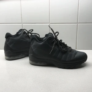 Nike skor - Svarta höga Nike Air i strl 38. Använda högst 4 gånger och säljer pga dem inte kommer till användning. Sula saknas i båda skorna men annars är skorna nästan i nyskick. Buda gärna i kommentarsfältet annars 700kr + frakt (tar bara swish).