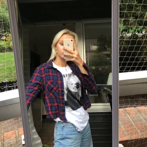 Rutig skjorta! - Söt croppad rutig skjorta! Knappt använd, bra material köpt på h&m finns inte så mke att klaga på! Den är fin att ha över något men går även att stänga den med knapparna!❤️