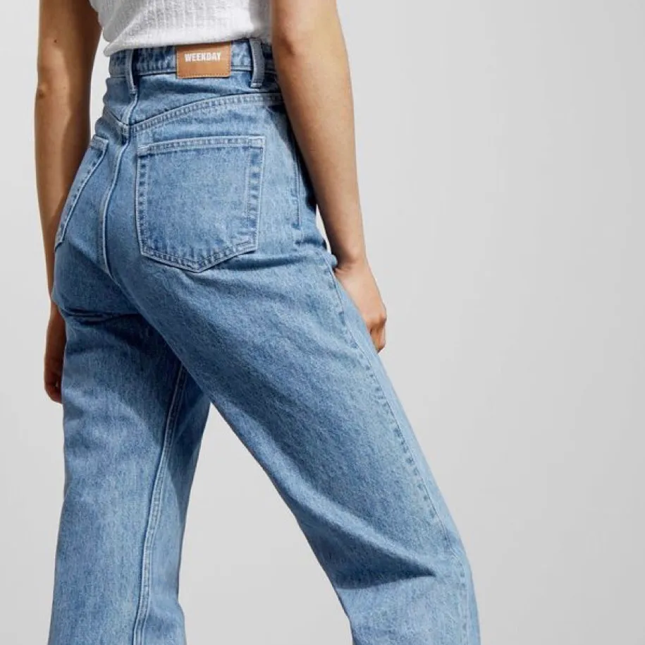 Säljer dessa super populära raka jeansen från webday i moddelllen row. De är avklippta för att passa någon som är ungefär mellan 155-165 skulle jag säga. Jag själv säjer pga pengarna💕💕. Jeans & Byxor.