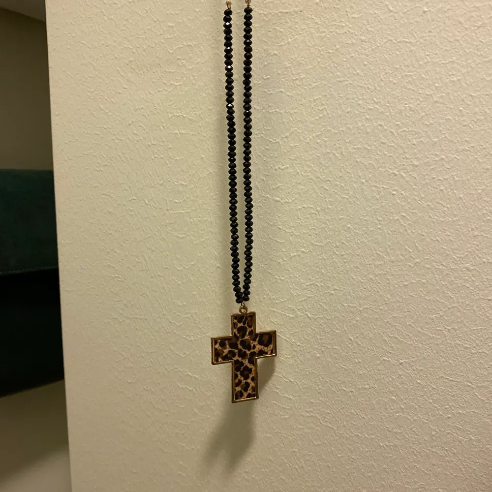 Egengjort halsband, längre modell! Svart och guld med kors i leopardmönster! Kan skickas för 18 kr eller hämtas hos mig på Kungsholmen. . Accessoarer.