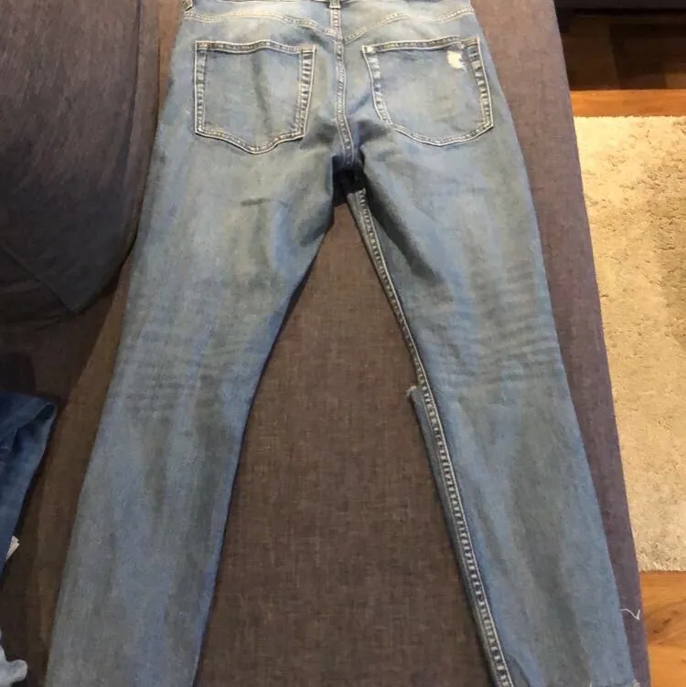 Mom jeans med hål och slitningar som detalj i mycket fint skick! Aldrig använda.. står storlek 30 i jeansen och passar mig som har storlek M i jeans. . Jeans & Byxor.