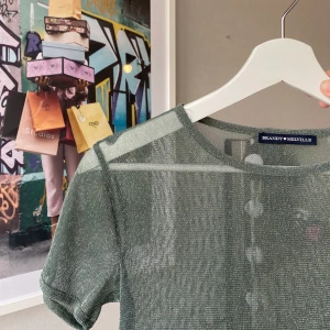 Glittrig top - Perfekt glittrig partytop från Brandy Melville, aldrig använd! Frakt ingår i priset🤩