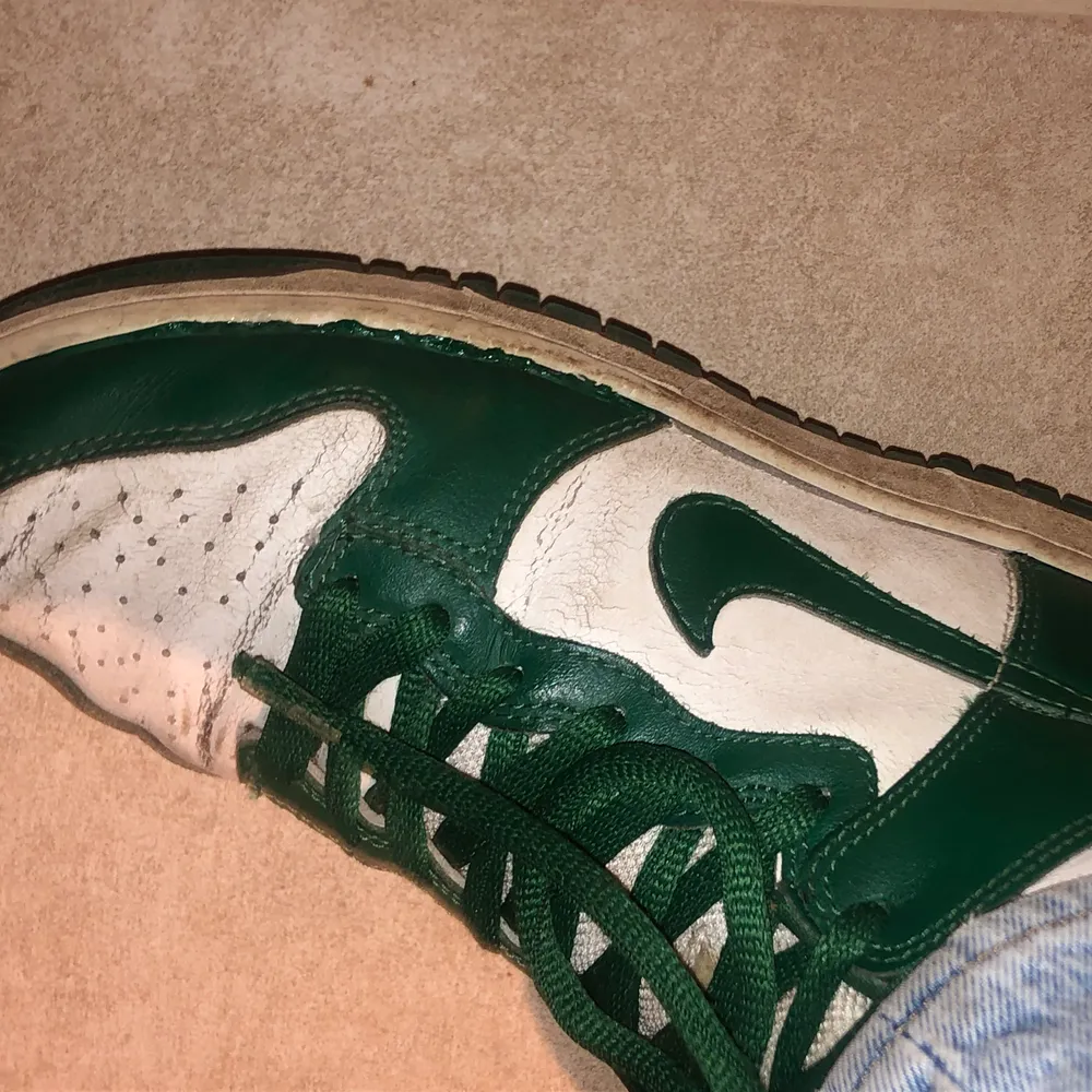 OG Nike Dunks från 2002 som Virgil Abloh la ut om. Välanvända men har några år kvar att ge och de borde utnyttjas av någon som älskar skor. Skorna tvättas såklart innan du får dem. Vi delar frakt . Skor.