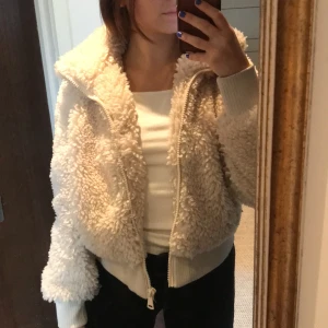 Teddy jacka - Superfin Teddy jacka, XS som passa bra på mig som är S. Jackan är i mjukt material och i bra skick! Möts upp eller så står köparen för frakt💖
