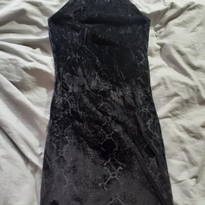 Svart kvällsklänning  - Sitter tight som den ska och ger bra form 😊