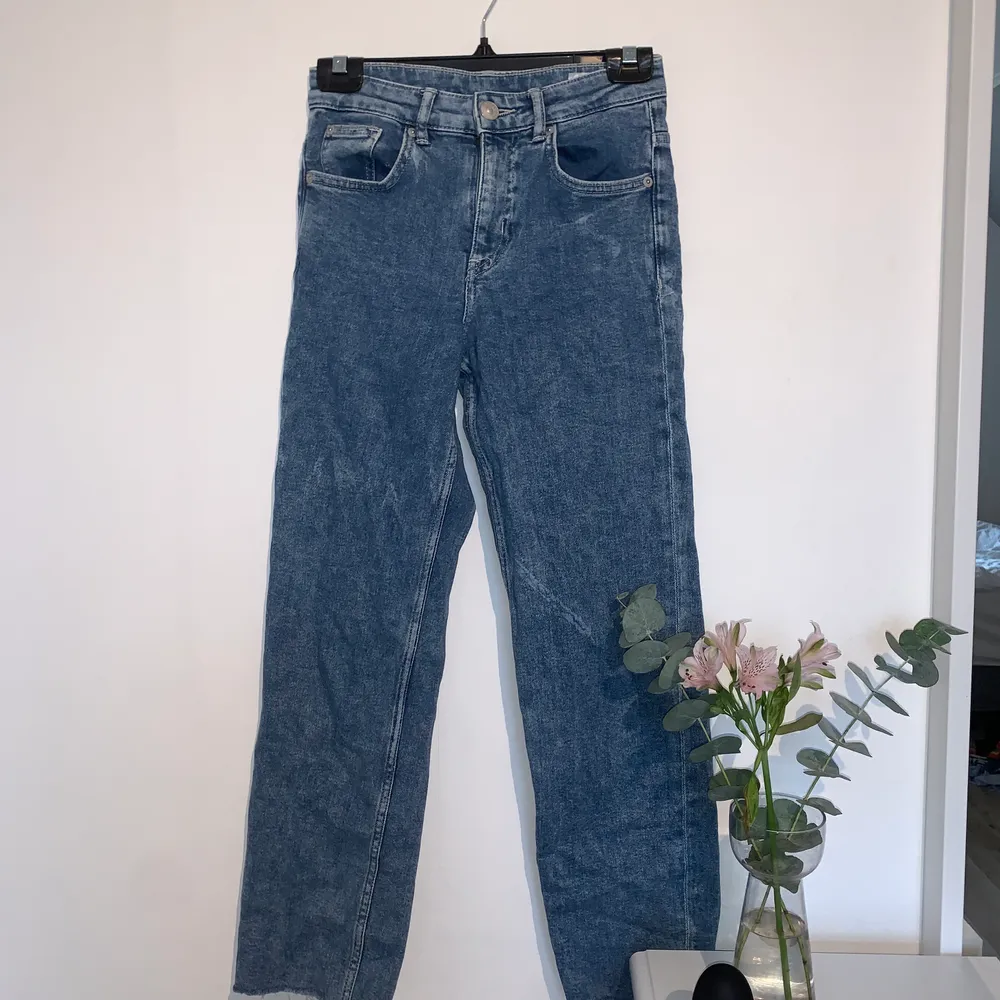 Ett par blåa pösiga jeans från hm som är i stl 34. Skulle säga att storleken passar in bra och de är sällan använda!🥰. Jeans & Byxor.