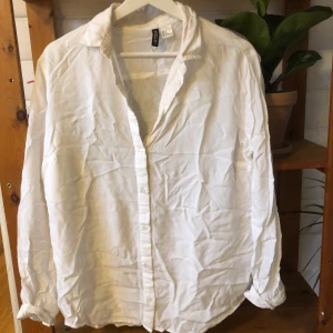 Vit skjorta strl. 38 - Vit skjorta från hm i lättare luftigt material. Väldigt bekväm och snygg till jeans! (Kan behöva strykas haha...)