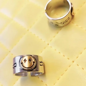Smiley ring  - Säljer en sådan smiley ring (obs lånade bilder) 