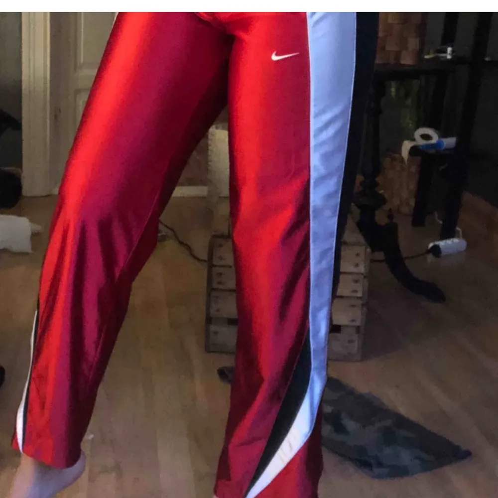 Säljer dessa röda Nike byxorna i ett superskönt material. De är köpta här på Plick men passade tyvärr inte      (lånade bilder) frakt tillkommer☺️❤️. Jeans & Byxor.