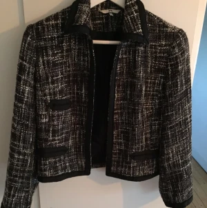  - Kavaj som blivit använd kanske en gång. Storlek 36.