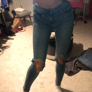 Blåa jeans från Calvin Klein - Supersnyggaaa jeans från Calvin Klein, knappt använda. 