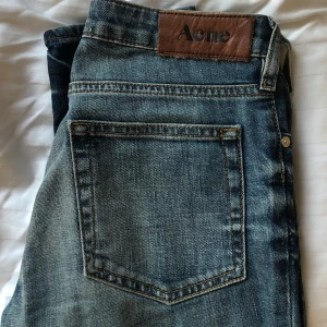 Jeans - Jeans från acne! Storlek 34! Säljer pga att jeansen blivit för små! Låg midja. Långa i benen. Raka ben. 