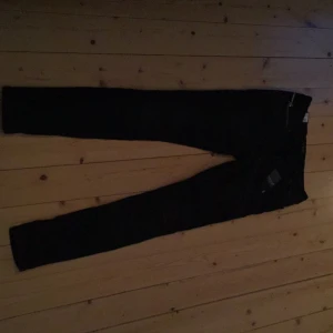  - Jeans med detaljer på knäna. Aldrig använda. 