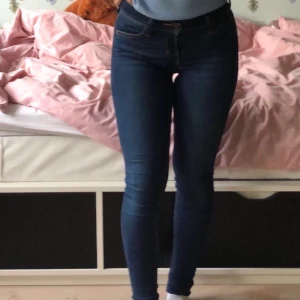 Levis jeans - Lågmidjade mörkblåa levis jeans i storlek 24. Skulle säga att dom sitter som en S/XS men även perfekt längd för mig som är ca 162. Använda ett fåtal gånger men säljes eftersom dom inte kommer till användning. Hör av er vid mer frågor 😊