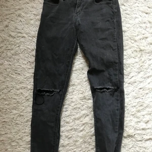 Jeans från Levis  - storlek 27  eu (34) väldigt stretchiga men för lågmidjade för mig som är 164. Suttit perfekt för kortare ben eller om man är 160. Köpta för 900 