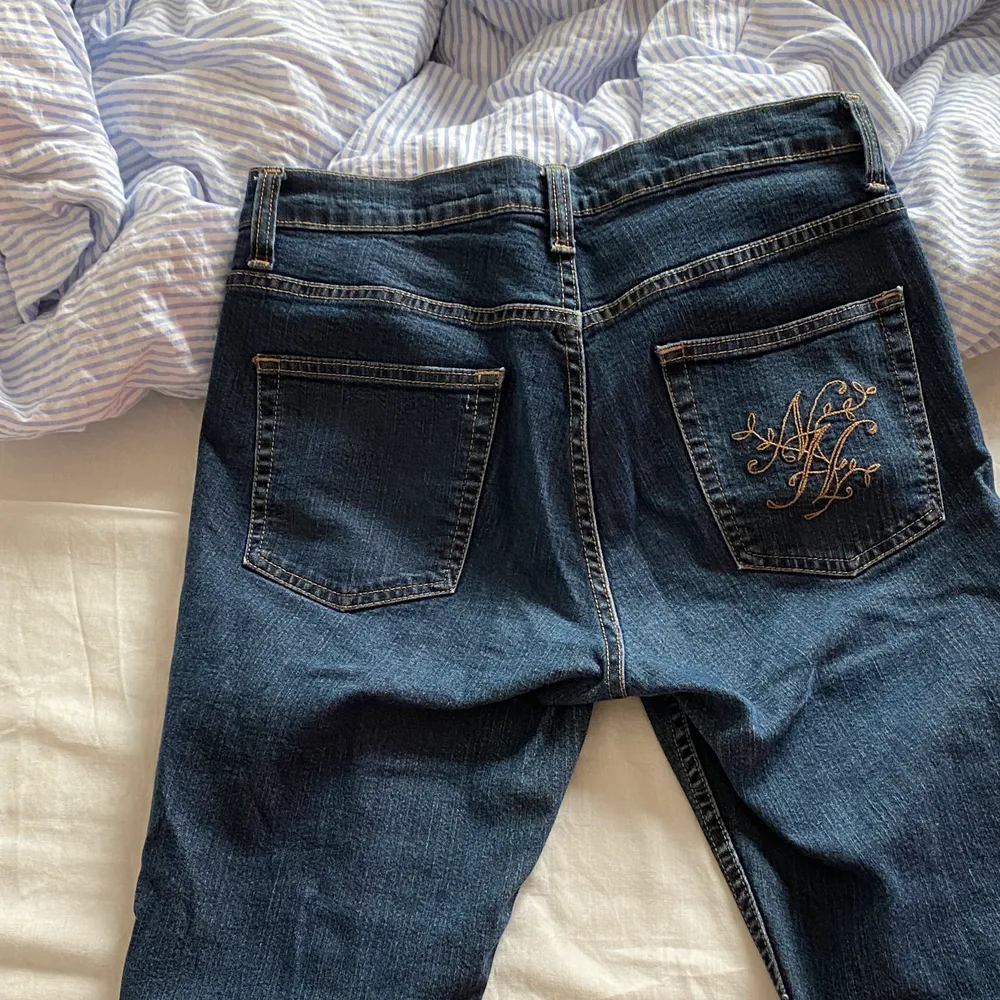 Ett par snygga  jeans, köpte dem på 34ans för ett tag sen men dem är tyvärr förstora. Dem sitter lågmidjat, jag är 152 och behöver vika upp dem en bit ner till.   . Jeans & Byxor.