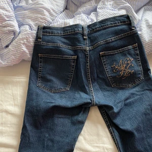 Lågmidjade jeans - Ett par snygga  jeans, köpte dem på 34ans för ett tag sen men dem är tyvärr förstora. Dem sitter lågmidjat, jag är 152 och behöver vika upp dem en bit ner till.   