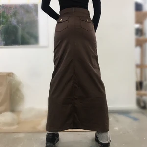 Långkjol y2k - Snygg långkjol i bomullsmaterial med guldiga detaljer, witchy/cargo vibes. Lite stretchy i materialet. Jag är 177 cm lång och har s/m. Frakt tillkommer 🔮