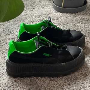 Fenty puma skor, by Rihanna  - Ett par RIKTIGT snygga skor från Rihannas kollektion med puma. Älskar dem här men dem är tyvärr för små. Skulle säga att dem är lite små i storlek då jag har 38,5 vanligtvis. Över lag är dem i bra skicka, köpte dem här på Plick men aldrig använt dem själv