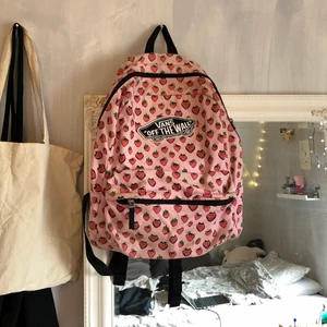 Vans ryggsäck med jordgubbar - Jättegullig Vans ryggsäck med jordgubbar som inte finns att köpa längre! Den är lite skitig på några ställen, men går nog bort när jag tvättar den! Frakt tillkommer 