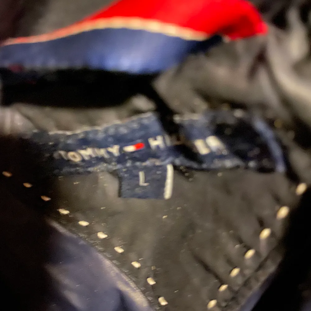 En jacka från Tommy Hilfiger storlek L, men den är ganska liten i storlek. Jackans ena dragkedja är lite sönder så därför säljer jag den billigare. Takit.