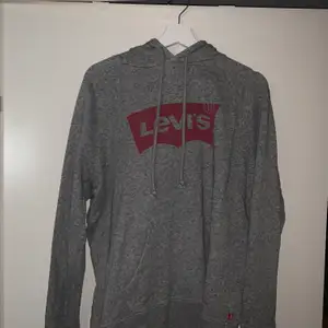 En grå Levis hoodie, har använts ganska mycket men är i bra skick