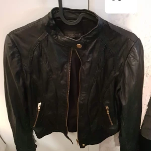 Rock and blue skinnjacka 38 - Rock and blue skinnjacka 38. Nypris 3495kr. I nyskick. Pris kan diskuteras vid snabb affär, köparen står för spårbar frakt på 63kr. 
