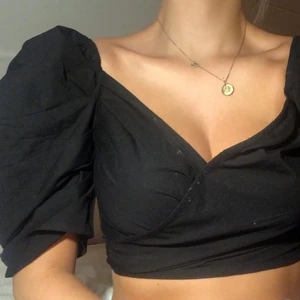 Fin topp - Super söt topp med axlar, inga fläckar som det ser ut som på bilden💕