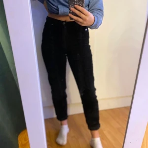 Manchester - Så fina Manchester jeans. Dom är lite dammiga nu men det går bort i en tvätt. Använda cirka 5 gånger. Bra skick