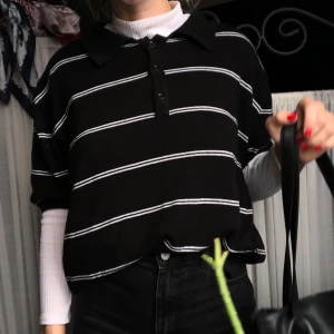 Randig pikétröja - En svartvit thriftad pike-tshirt. Storlek L men passar S/M som oversize. 60kr eller budgivning i kommentarerna. Kund står för frakt❤️