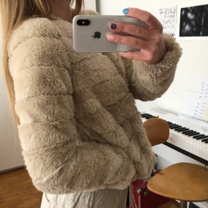 Jacka - Mjuk och skön jacka från Holmlunds. Kan frakta eller mötas upp i Uppsala💕