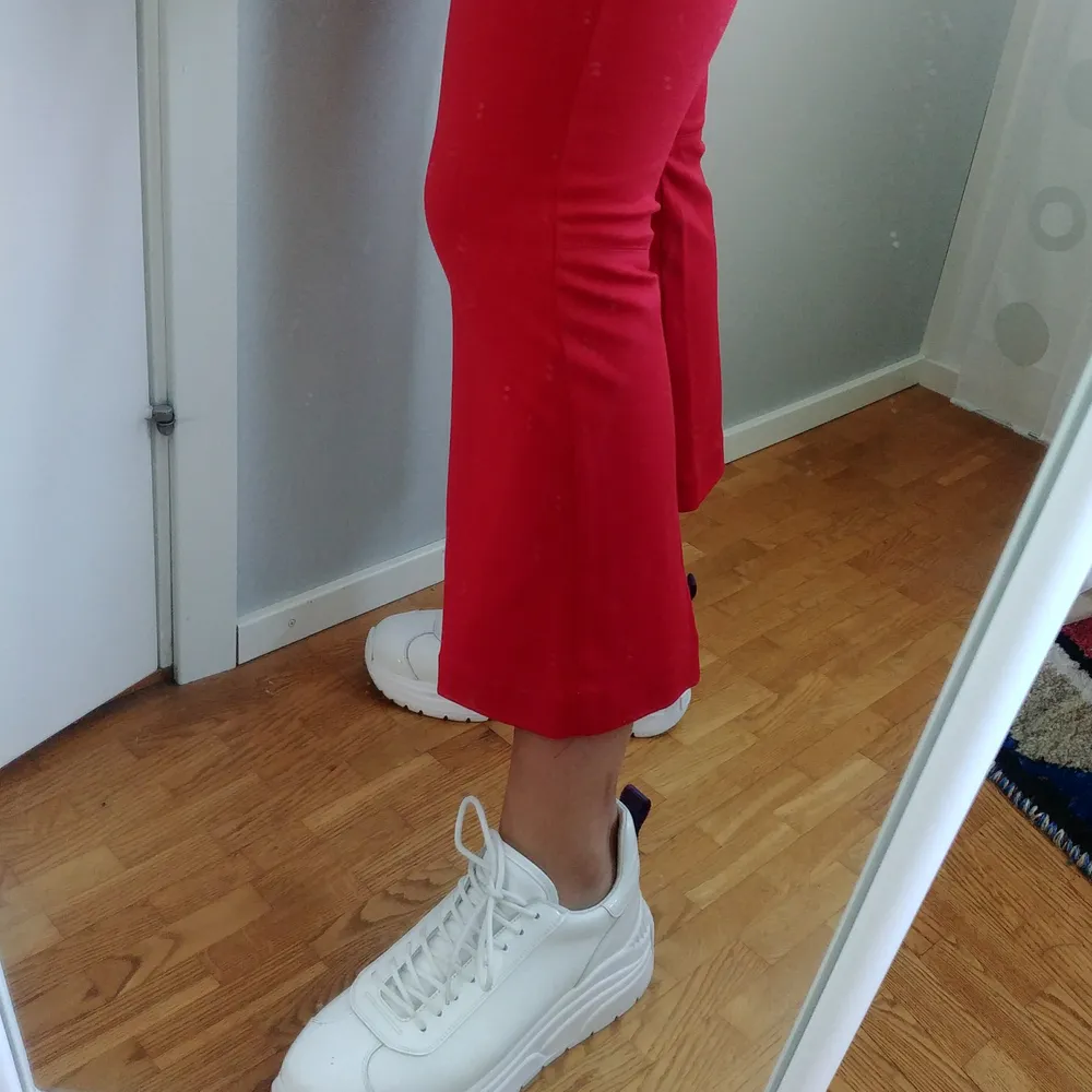 Snygga, bekväma, röda byxor från amisu i kickflare modell i nyskick med prislapp kvar. Dessvärre något för korta för mig som är 174 cm. Jeans & Byxor.
