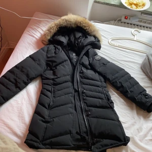 Canada gode jacka dam - Nypris 9000kr andvänd cirka 10 gånger inget fel på jacka alls ser helt ny ut. Finns i karlstad kan skickas men mottagaren betalar frakt! Skulle säga att storleken är som en s/xs mvh tindra