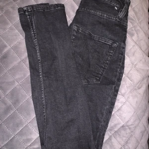 Jeans - Svart gråa jeans, helt oanvända 