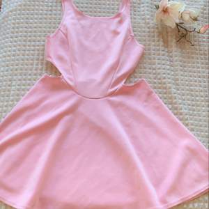 Super fin rosaklänning som är öppen på sidorna säljes. Jätte fint skick inte för kort. 