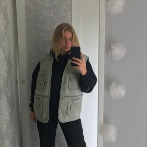 Väst - Fiskeväst i typ jeanstyg. Väldigt väldigt fin men kommer inte till användning:-/ Förtjänar att användas dock! Inga skavanker, all good. Köpare står för frakt