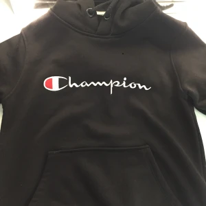 Champion hoodie - Köptes i turkiet så den är ej äkta🥰 skulle säga att den mer är som en xs